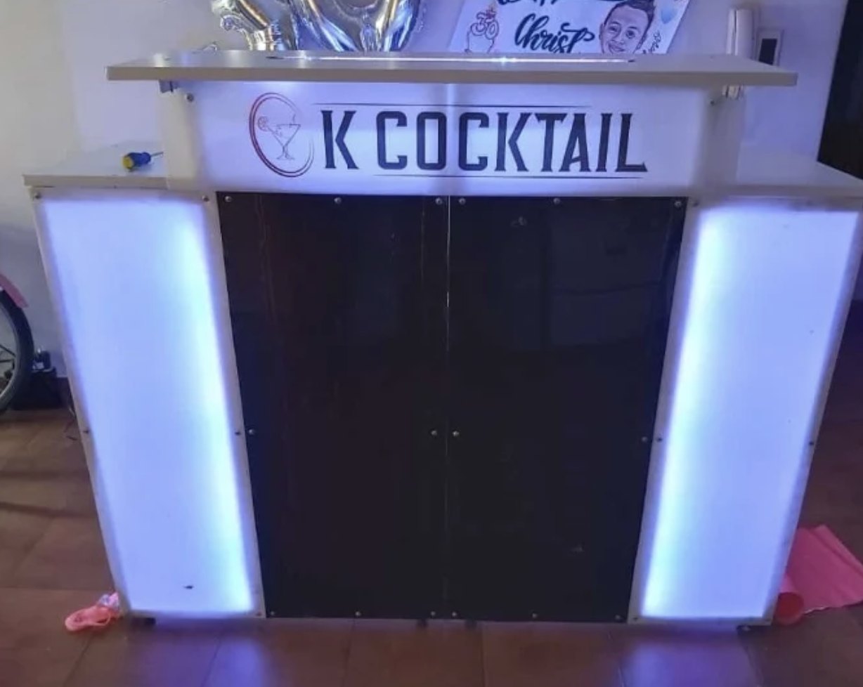Barra de cocktail portátil en hierro y madera hecha por Bruno Cabrera