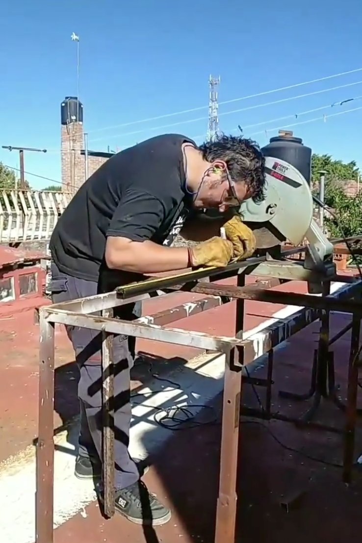Bruno Cabrera cortando un perfil de hierro con amoladora