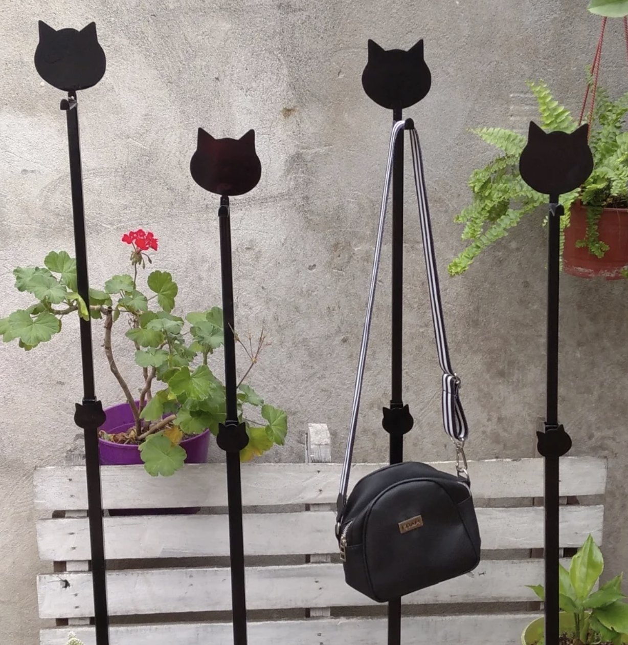 Exhibidores con forma de gato en hierro hechos por Bruno Cabrera para Sansa.Ros Indumentaria