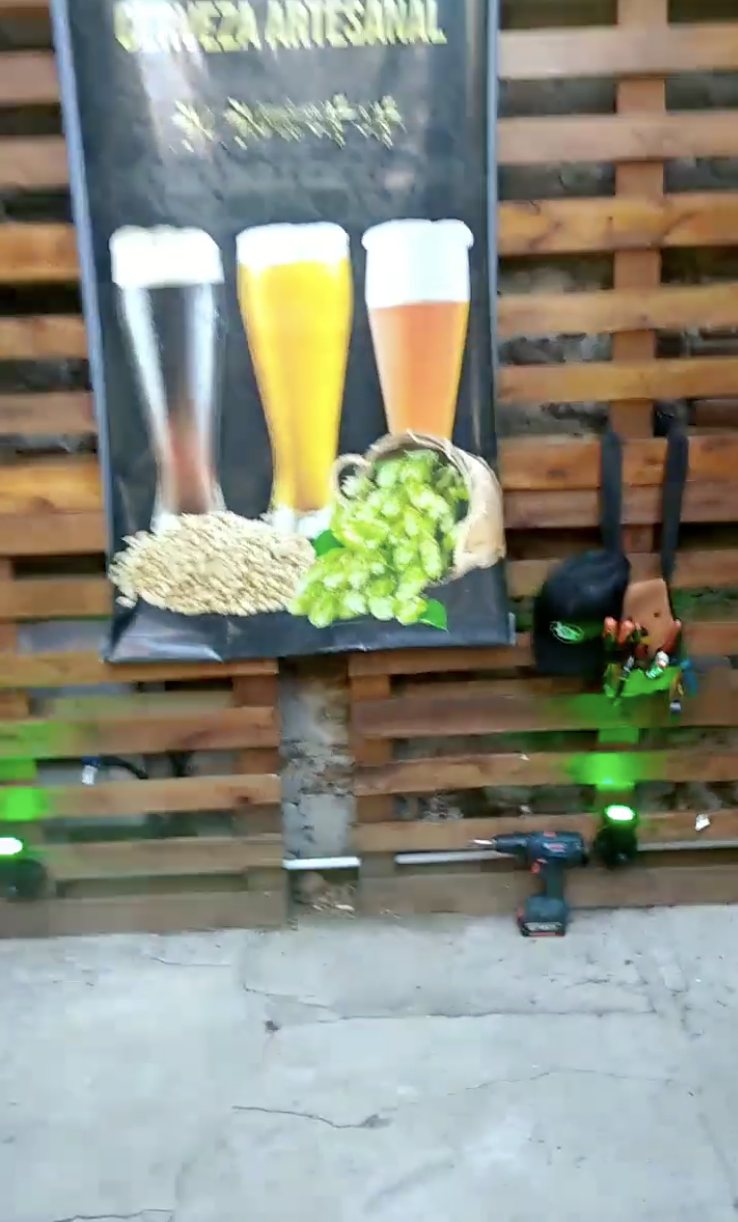 Instalación de luces led verdes realizada por Bruno Cabrera en Bar Istanbul Rosario