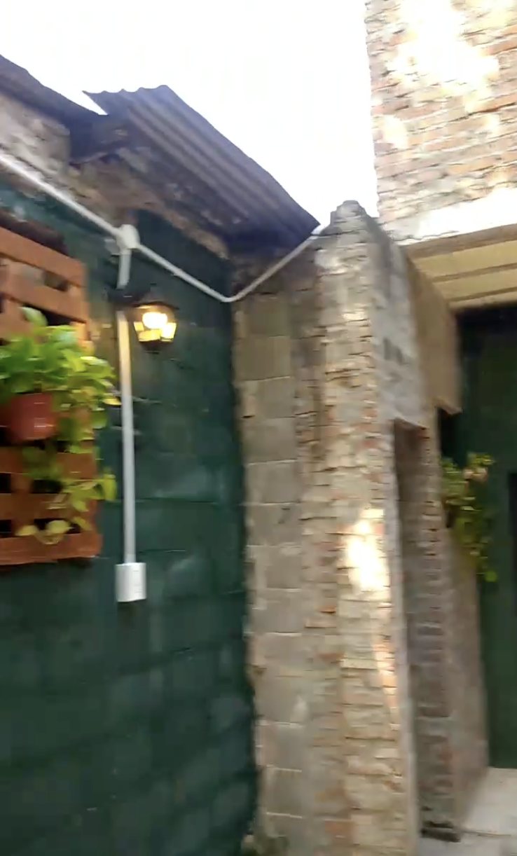 Instalación de luminaria exterior realizada por Bruno Cabrera en Bar Istanbul Rosario