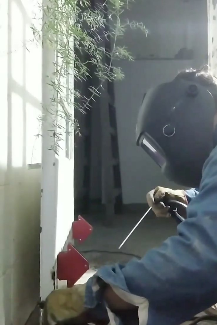 Bruno Cabrera soldando una estructura de hierro
